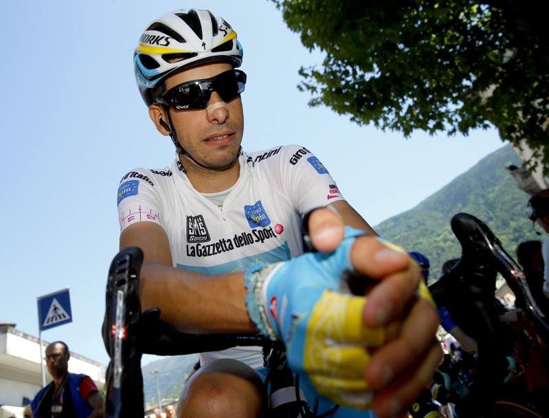 Fabio Aru, 24 anni, con la maglia bianca del miglior giovane. Il sardo è terzo in classifica generale, alle spalle degli spagnoli Contador e Landa. Afp